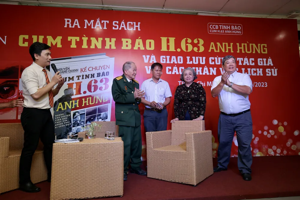 Đại diện gia đình bà Hai Ánh tại chương trình ra mắt sách. Ảnh: DŨNG PHƯƠNG