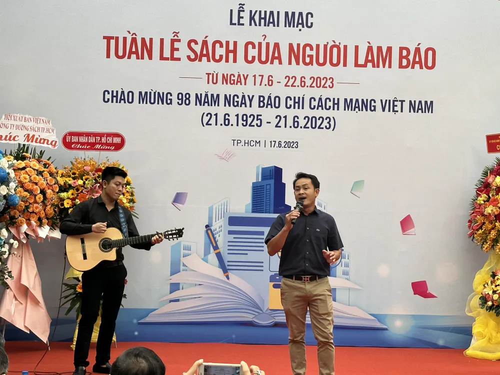 Nhà báo Minh Tuấn (Báo Sài Gòn Giải Phóng) thể hiện ca khúc &quot;Những ánh sao đêm&quot; tại sự kiện