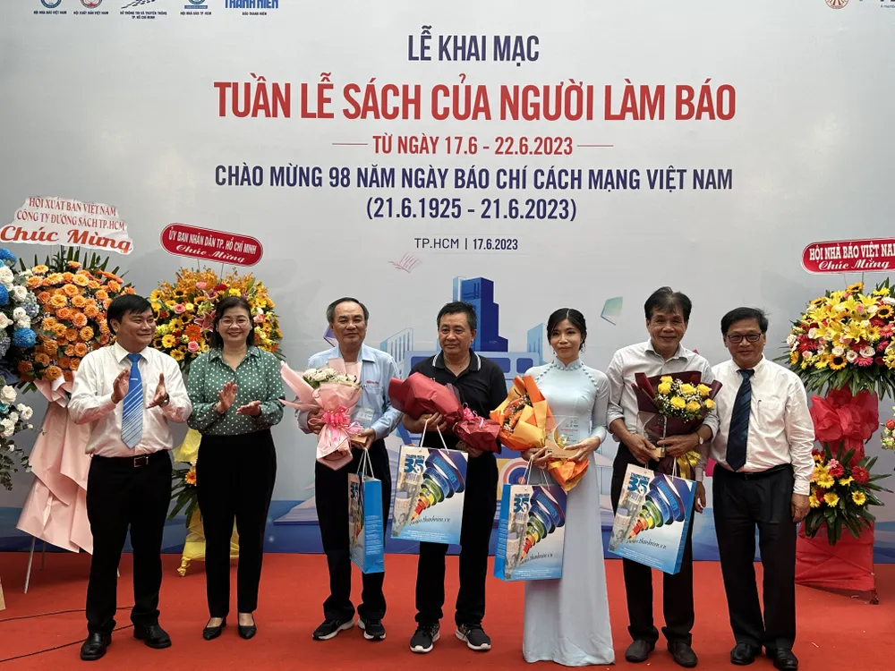 BTC &quot;Tuần lễ sách của người làm báo&quot; trao tặng kỷ niệm chương cho các nhà báo có sách đạt giải thưởng cao