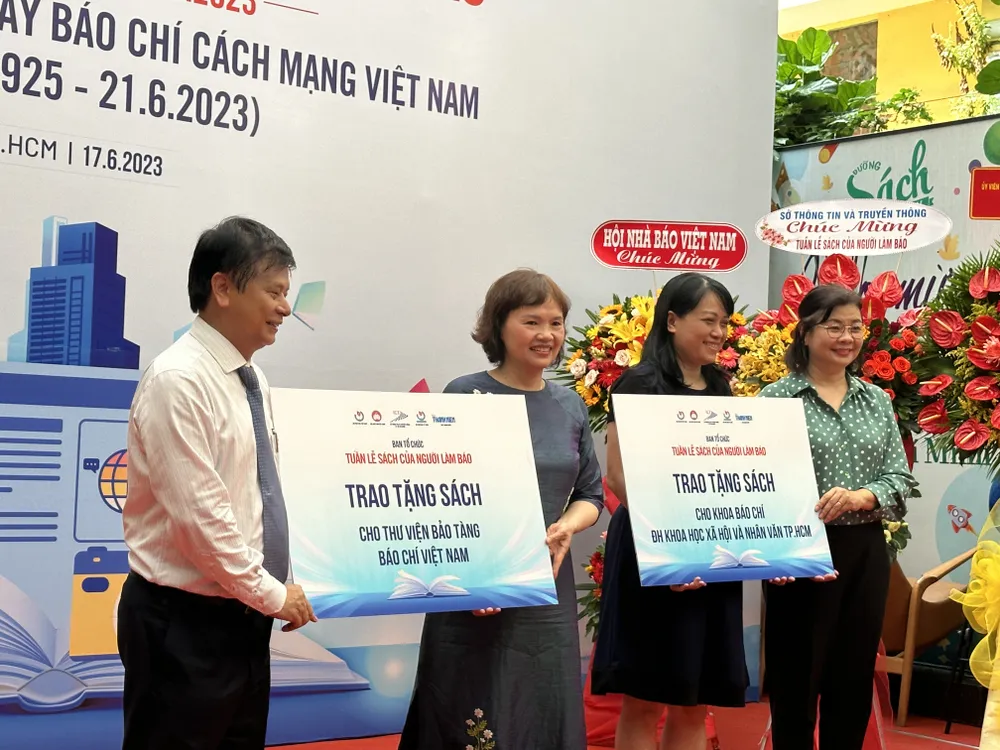 Nhà báo Trần Trọng Dũng, Phó Chủ tịch Hội Nhà báo Việt Nam và nhà báo Việt Trung, Tổng Biên tập Báo Phụ nữ TPHCM trao biểu trưng tặng sách cho đại diện Bảo tàng Báo chí Việt Nam và Khoa Báo chí, Trường ĐHKHXH&amp;NV TPHCM