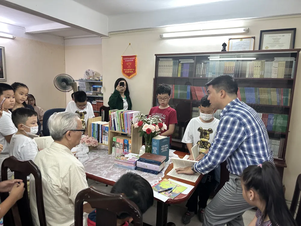 Chuyên gia đọc sách nhanh Đoàn Sơn Lâm (áo ca rô) hướng dẫn các em nhỏ phương pháp đọc sách nhanh Chuyên gia đọc sách nhanh Đoàn Sơn Lâm (áo ca rô) hướng dẫn các em nhỏ phương pháp đọc sách nhanh