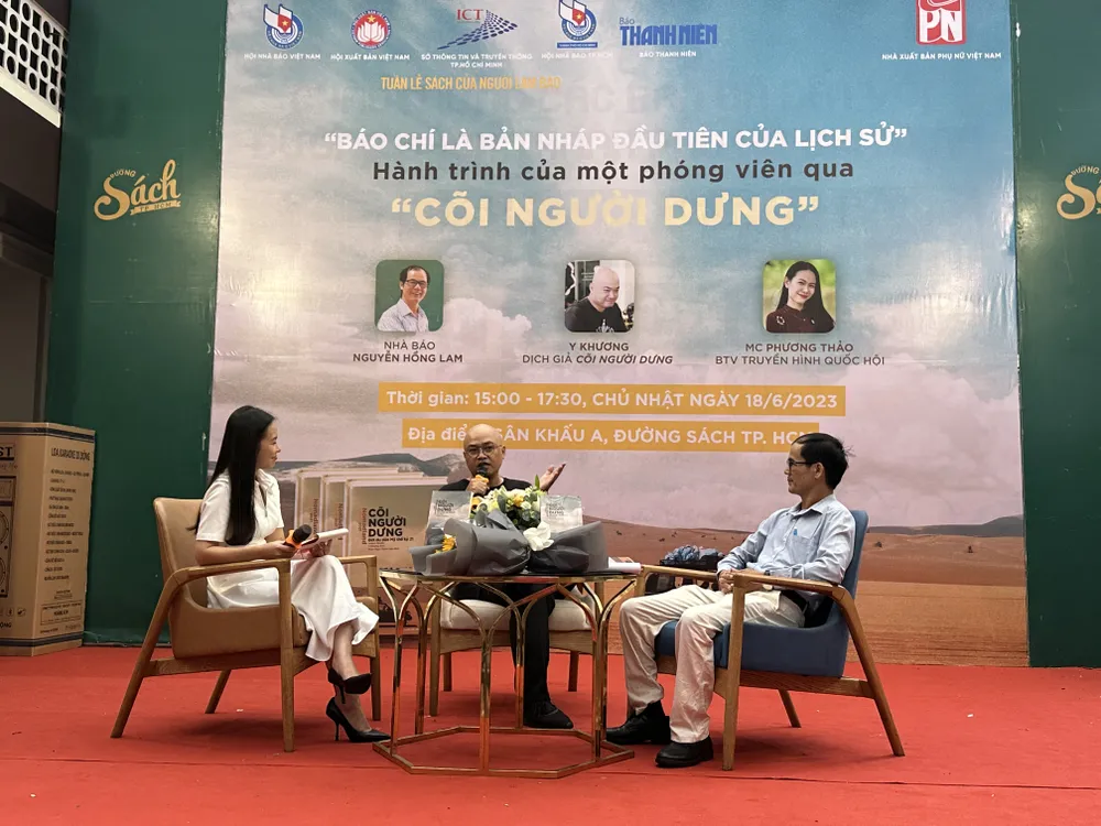 Từ phải qua: Nhà báo Nguyễn Hồng Lam và dịch giả Y Khương tại chương trình Từ phải qua: Nhà báo Nguyễn Hồng Lam và dịch giả Y Khương tại chương trình