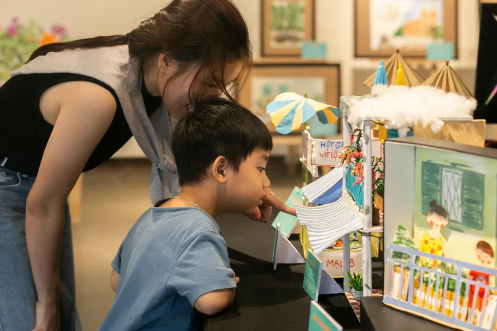 Một người mẹ hào hứng giới thiệu tuổi thơ của mình với con trai