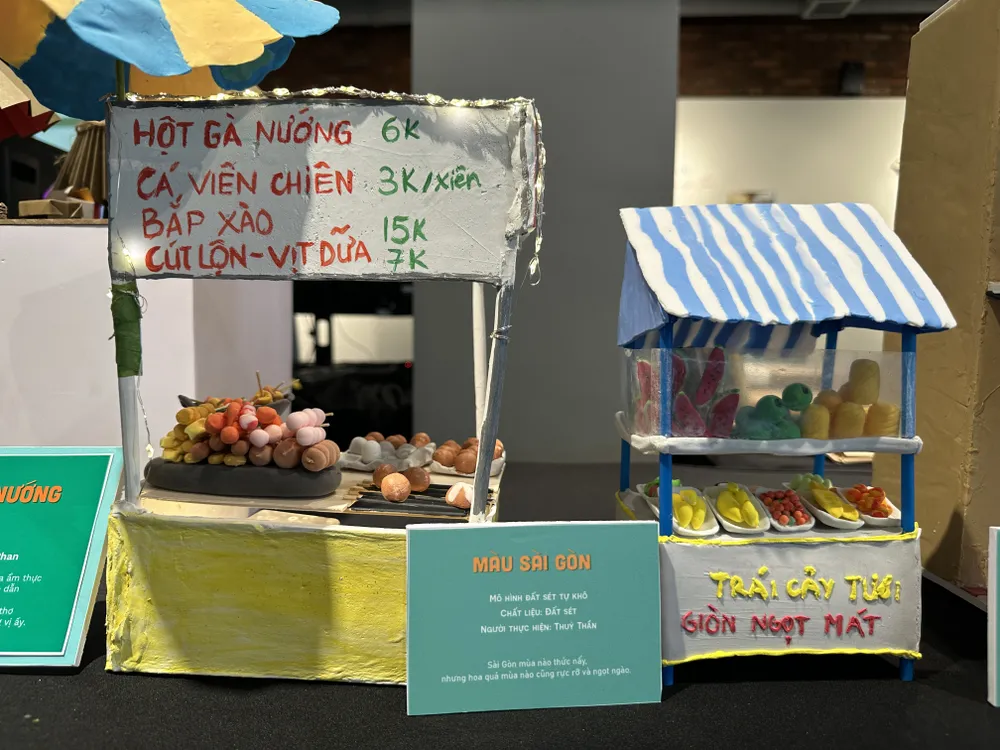 Mô hình hàng quán bày bán những đồ ăn vặt được tái hiện trong triển lãm &quot;Thơ ấu của chúng ta&quot;