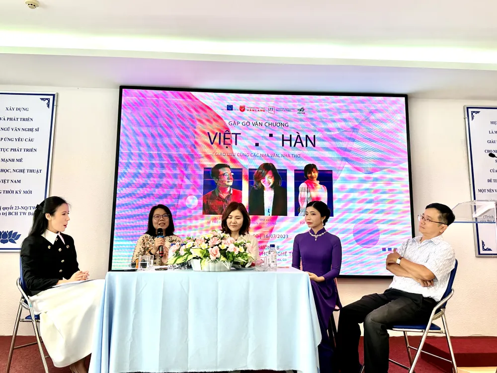 Các diễn giả tại chương trình: nhà thơ Lê Thiếu Nhơn, nhà văn Bùi Tiểu Quyên, nhà văn Pyun Hye-young và dịch giả Hiền Nguyễn (từ phải qua)