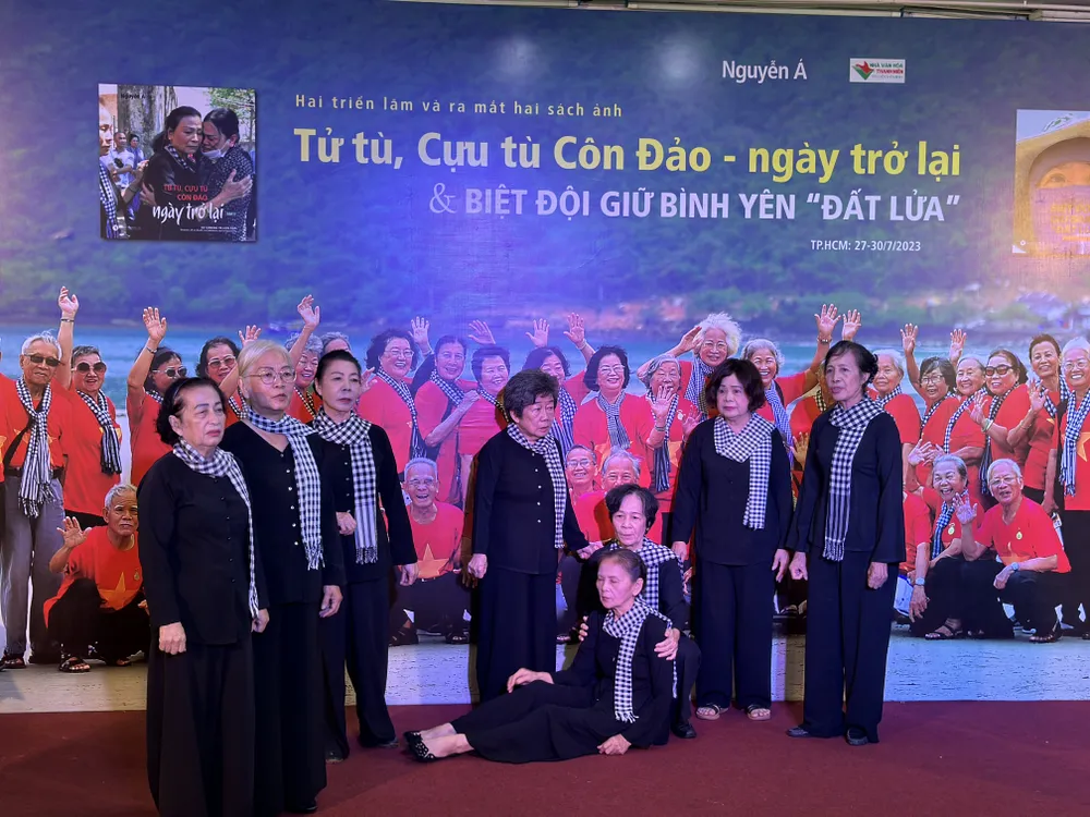 Hoạt cảnh "Những cánh hoa ngược dòng" do các nữ cựu tù Côn Đảo thể hiện Hoạt cảnh "Những cánh hoa ngược dòng" do các nữ cựu tù Côn Đảo thể hiện