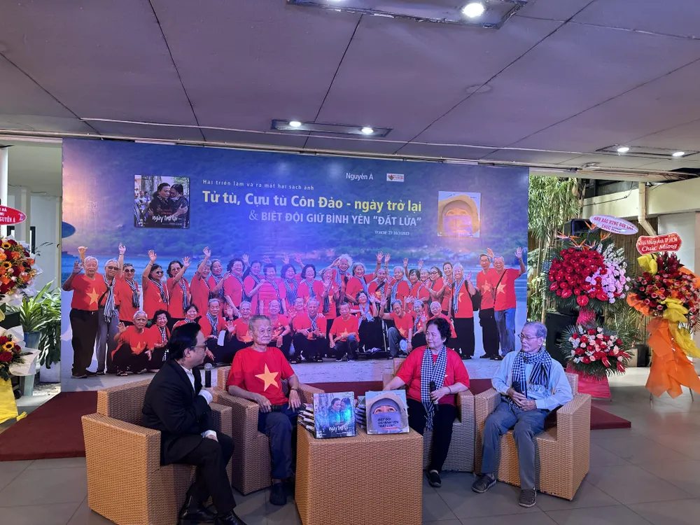 Ba cựu tù Côn Đảo cùng ôn lại những ngày tháng gian khổ mà hào hùng. Từ trái phải qua: ông Lê Hồng Tư, bà Trần Kim Cúc và ông Võ Ái Dân Ba cựu tù Côn Đảo cùng ôn lại những ngày tháng gian khổ mà hào hùng. Từ trái phải qua: ông Lê Hồng Tư, bà Trần Kim Cúc và ông Võ Ái Dân