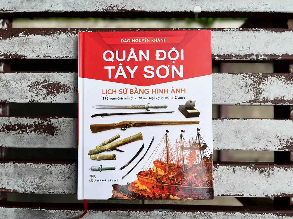 "Quân đội Tây Sơn" là cuốn sách đầu tay của tác giả 8X Đào Nguyên Khánh, được đầu tư công phu cả về nội dung lẫn hình ảnh "Quân đội Tây Sơn" là cuốn sách đầu tay của tác giả 8X Đào Nguyên Khánh, được đầu tư công phu cả về nội dung lẫn hình ảnh