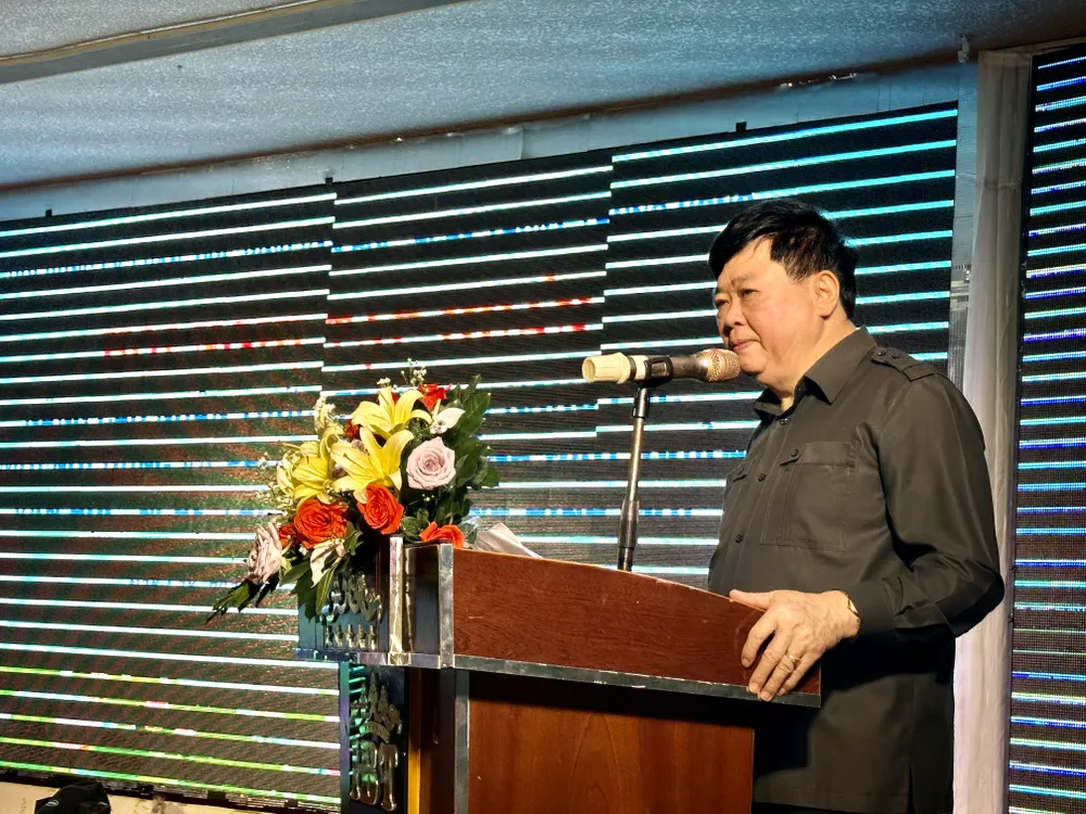 PGS-TS Nguyễn Thế Kỷ, Chủ tịch Hội đồng Lý luận, phê bình văn học, nghệ thuật Trung ương, trình bày tại hội nghị