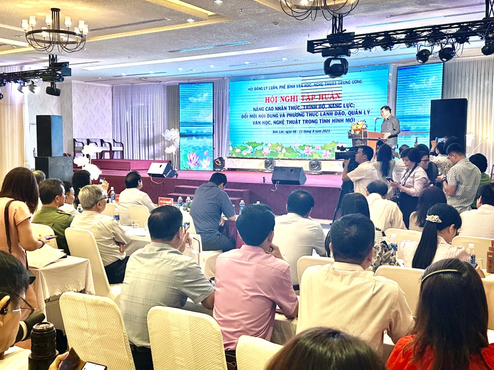 Quang cảnh hội nghị “Nâng cao nhận thức, trình độ, năng lực; đổi mới nội dung và phương thức lãnh đạo, quản lý văn học, nghệ thuật trong tình hình mới”