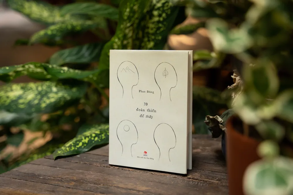 Ấn phẩm "39 đoản thiền để thấy" cho thấy một Phan Đăng trầm tĩnh, thận trọng và chậm rãi hơn như một người giàu trải nghiệm Ấn phẩm "39 đoản thiền để thấy" cho thấy một Phan Đăng trầm tĩnh, thận trọng và chậm rãi hơn như một người giàu trải nghiệm