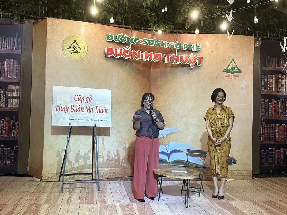 Nhà văn Niê Thanh Mai (trái) là người có ý tưởng tổ chức đêm thơ “Gặp gỡ cùng Buôn Ma Thuột”