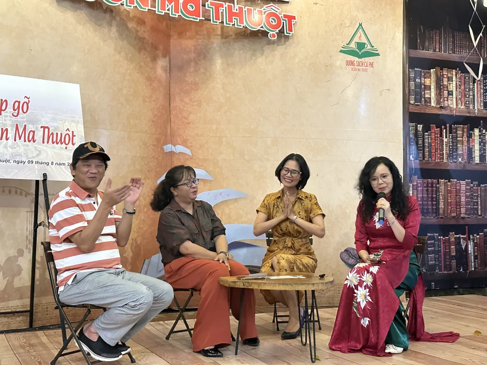 Từ phải qua: nhà thơ Nguyễn Thúy Quỳnh, nhà văn Phương Huyền, nhà văn Niê Thanh Mai và nhà thơ Lê Vĩnh Tài