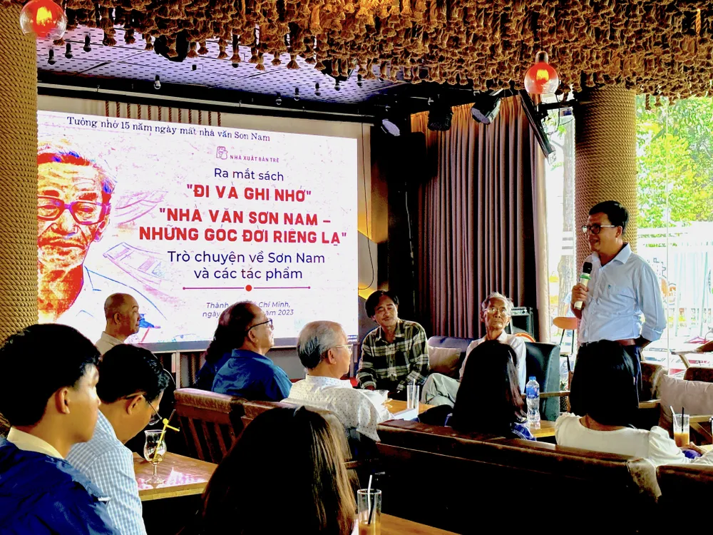 Đông đảo thân hữu, các nhà văn, nhà thơ và những độc giả yêu mến văn chương Sơn Nam đã tham dự buổi ra mắt sách
