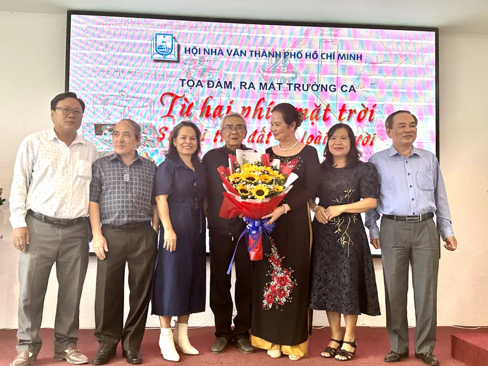 Ban chấp hành Hội Nhà văn TPHCM tặng hoa chúc mừng nhà văn Trúc Phương nhân dịp ông ra mắt trường ca "Từ hai phía mặt trời" Ban chấp hành Hội Nhà văn TPHCM tặng hoa chúc mừng nhà văn Trúc Phương nhân dịp ông ra mắt trường ca "Từ hai phía mặt trời"