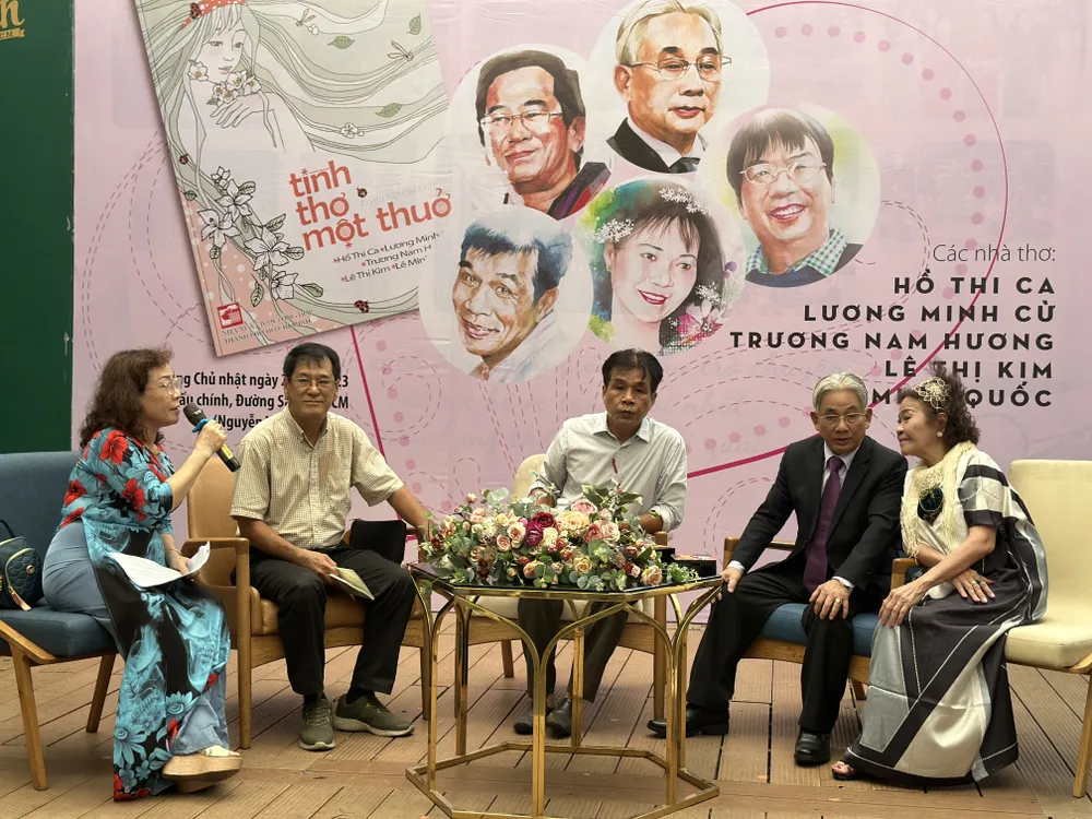 Các tác giả góp mặt trong tuyển thơ chia sẻ tại chương trình. Từ phải qua: nhà thơ Lê Thị Kim, nhà thơ Lương Minh Cừ, nhà thơ Lê Minh Quốc và nhà thơ Hồ Thi Ca
