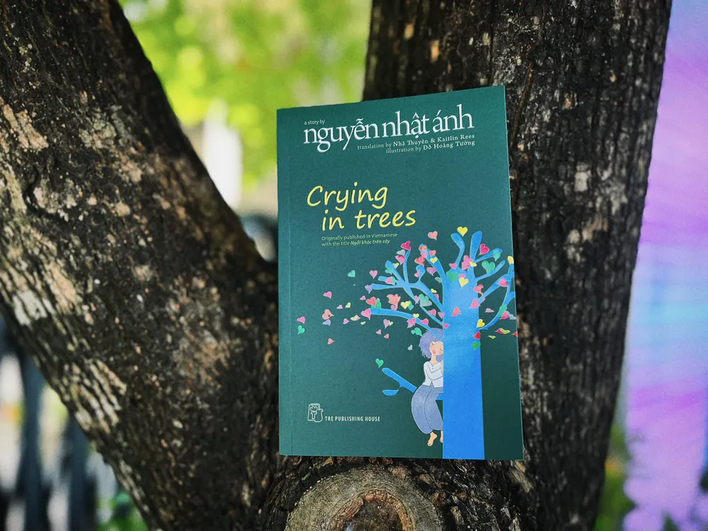 "Ngồi khóc trên cây" được dịch sang tiếng Anh với tựa là "Crying in trees" "Ngồi khóc trên cây" được dịch sang tiếng Anh với tựa là "Crying in trees"