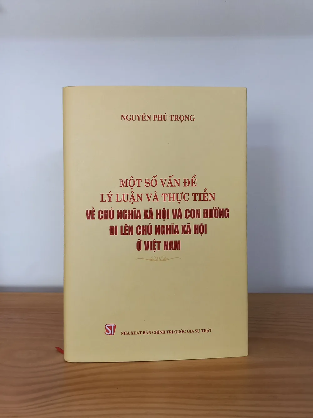 Ấn phẩm "Một số vấn đề lý luận và thực tiễn về chủ nghĩa xã hội và con đường đi lên chủ nghĩa xã hội ở Việt Nam" do NXB Chính trị Quốc gia Sự thật ấn hành Ấn phẩm "Một số vấn đề lý luận và thực tiễn về chủ nghĩa xã hội và con đường đi lên chủ nghĩa xã hội ở Việt Nam" do NXB Chính trị Quốc gia Sự thật ấn hành