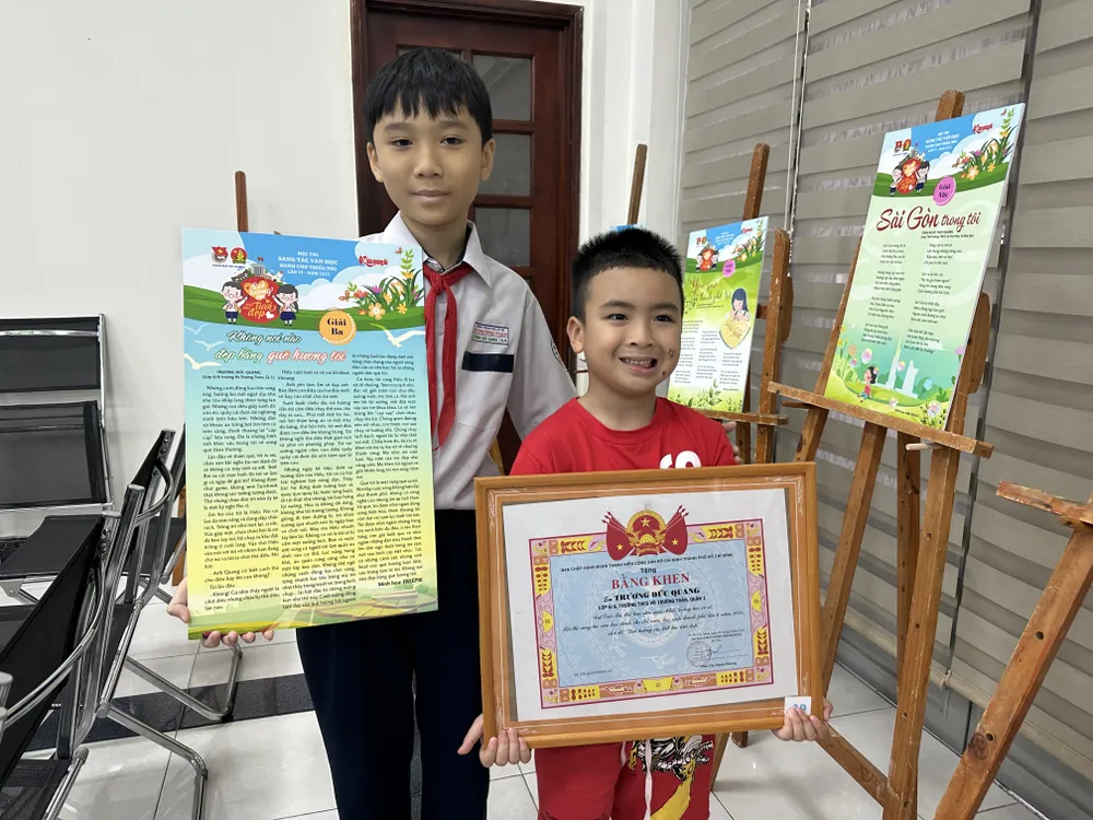 Em Trương Đức Quang - giải ba văn xuôi bảng B chia vui cùng cậu em trai của mình Em Trương Đức Quang - giải ba văn xuôi bảng B chia vui cùng cậu em trai của mình