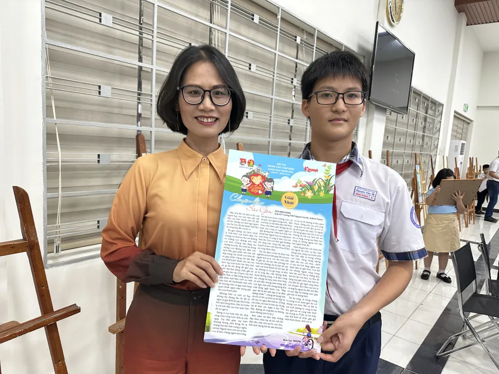 Nhà văn Phương Huyền, thành viên ban giám khảo chia vui cùng em Hứa Minh Đăng, giải nhất văn xuôi bảng B Nhà văn Phương Huyền, thành viên ban giám khảo chia vui cùng em Hứa Minh Đăng, giải nhất văn xuôi bảng B