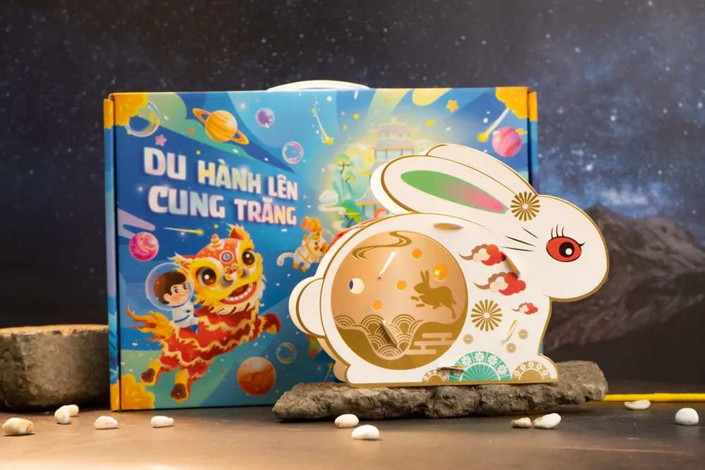 Cha mẹ và con cùng nhau lắp đèn lồng hình thỏ ngọc là hoạt động giúp gắn kết tình cảm gia đình Cha mẹ và con cùng nhau lắp đèn lồng hình thỏ ngọc là hoạt động giúp gắn kết tình cảm gia đình