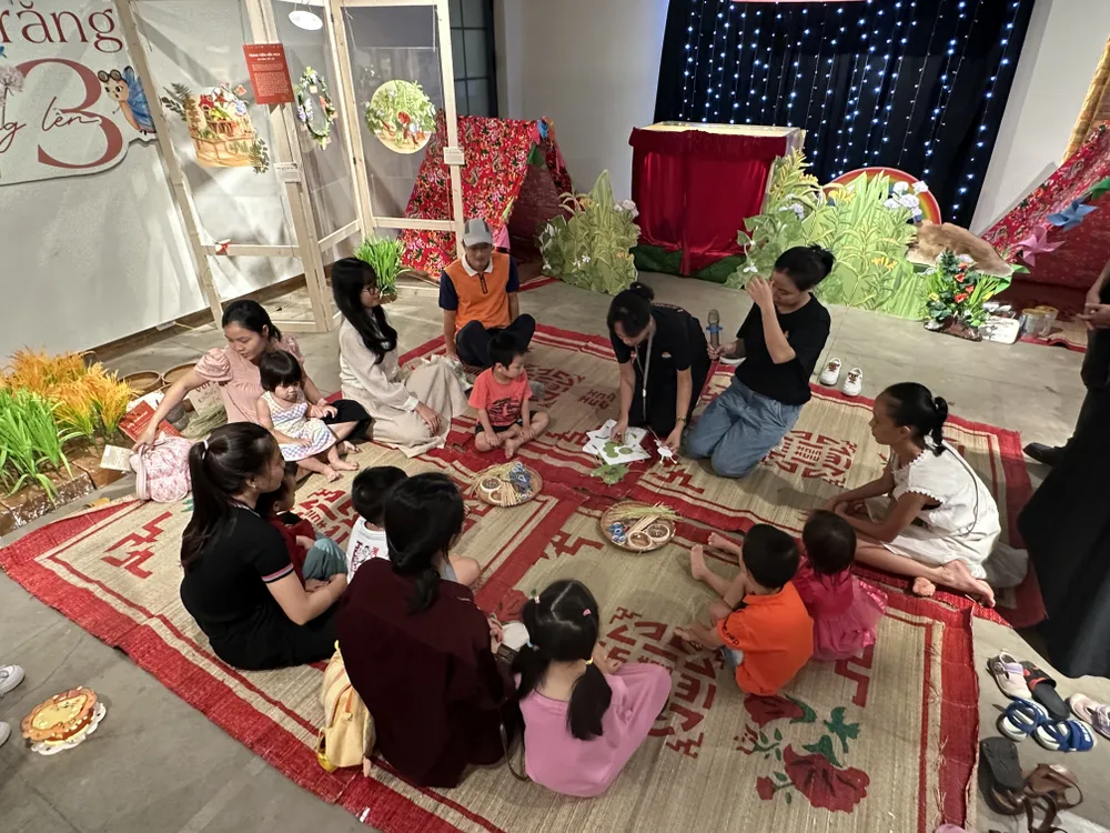 Phụ huynh và các em nhỏ cùng trải nghiệm làm rối