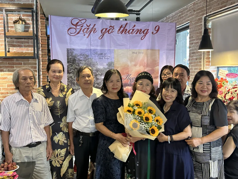 Nhà thơ Huệ Triệu trong vòng tay yêu thương của bạn bè và đồng nghiệp Nhà thơ Huệ Triệu trong vòng tay yêu thương của bạn bè và đồng nghiệp