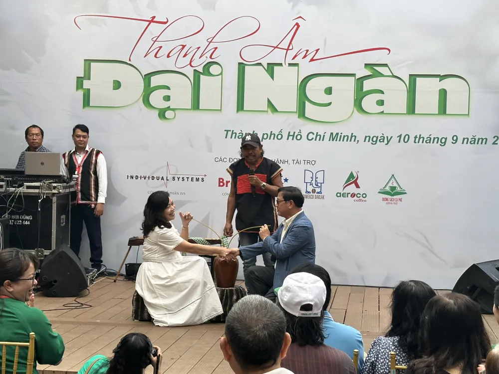 Ông Lê Hoàng, Giám đốc Đường sách TPHCM thực hiện nghi thức uống rượu cần giao lưu tại chương trình