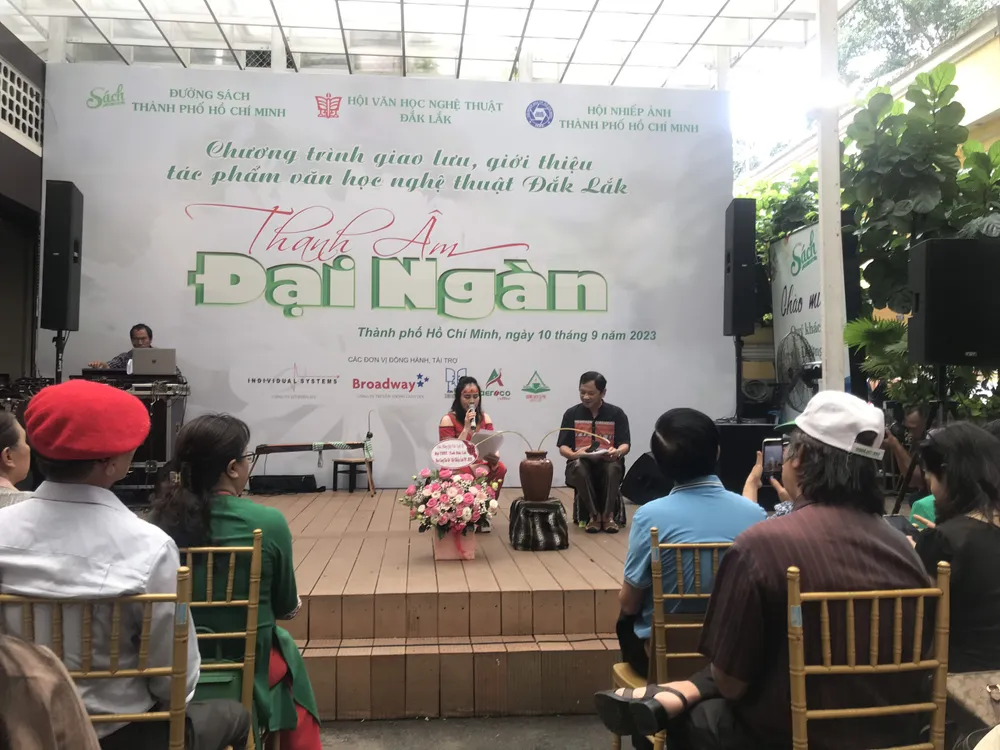 Nhà thơ Lê Vĩnh Tài (phải) và nghệ sĩ Dương Thanh Nga trình diễn trích đoạn “Trường ca M’nông”