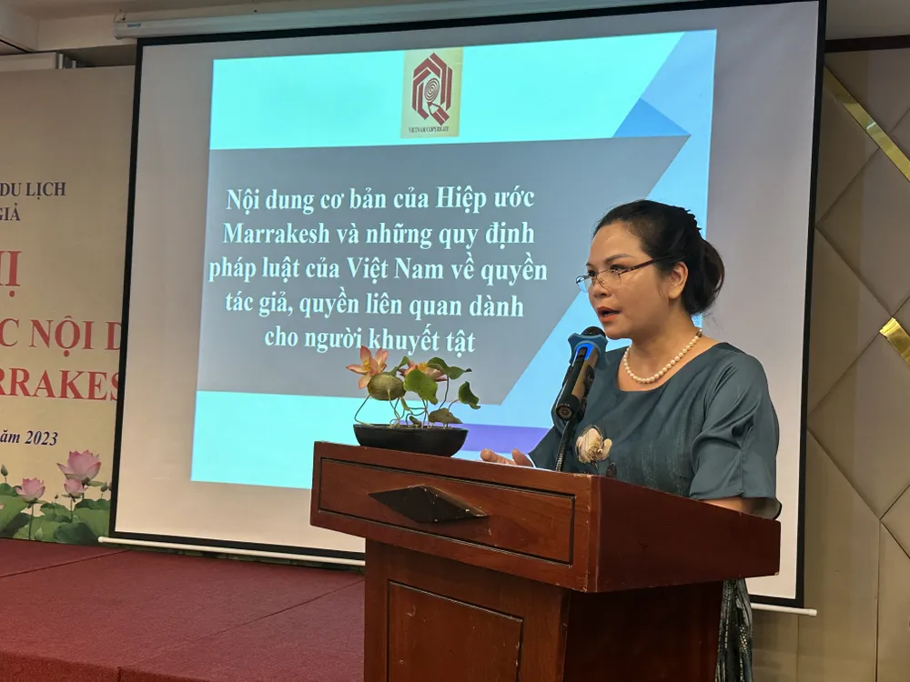 Bà Phạm Thị Kim Oanh chia sẻ tại hội nghị