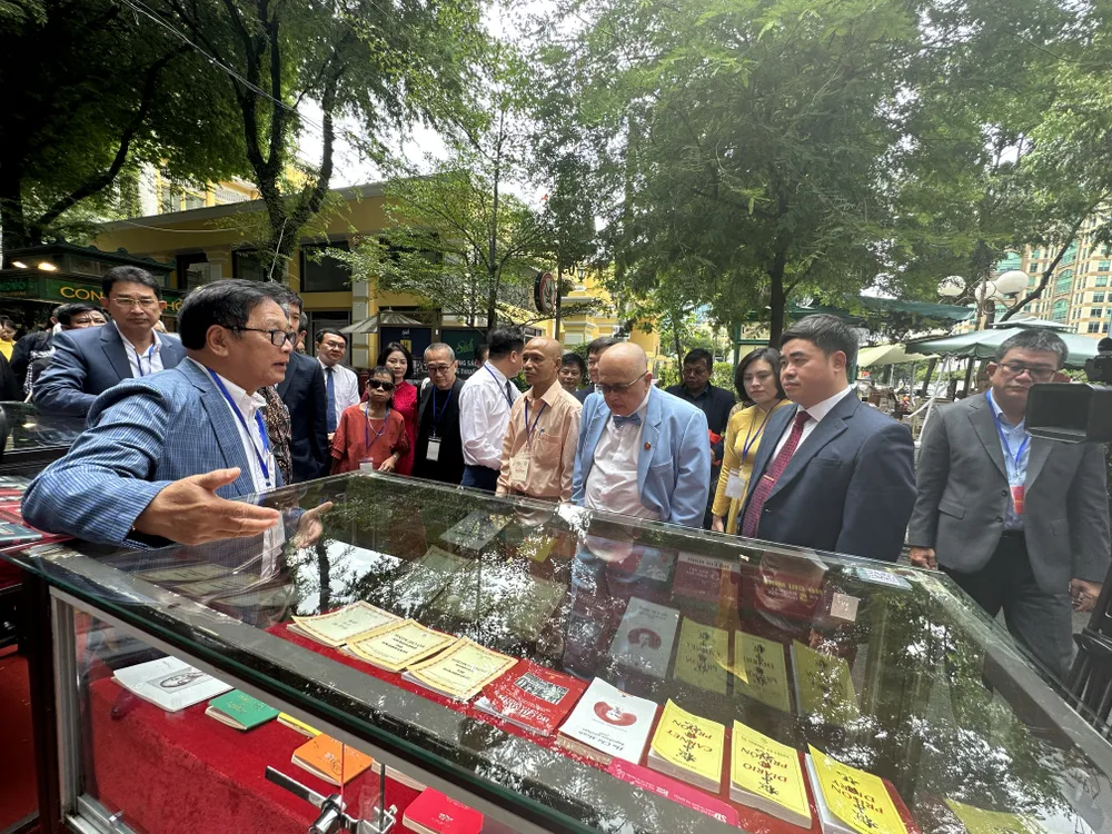 Ông Lê Hoàng, Giám đốc Đường sách TPHCM giới thiệu Tủ sách về Chủ tịch Hồ Chí Minh đến quan khách Ông Lê Hoàng, Giám đốc Đường sách TPHCM giới thiệu Tủ sách về Chủ tịch Hồ Chí Minh đến quan khách