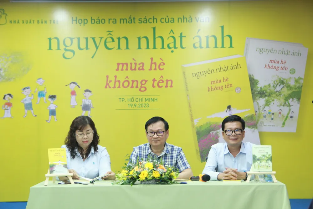 Nhà văn Nguyễn Nhật Ánh (giữa) tại buổi giới thiệu tác phẩm "Mùa hè không tên", bà Phan Thị Thu Hà, Giám đốc NXB Trẻ và ông Nguyễn Thành Nam, Tổng Biên tập NXB Trẻ Nhà văn Nguyễn Nhật Ánh (giữa) tại buổi giới thiệu tác phẩm "Mùa hè không tên", bà Phan Thị Thu Hà, Giám đốc NXB Trẻ và ông Nguyễn Thành Nam, Tổng Biên tập NXB Trẻ