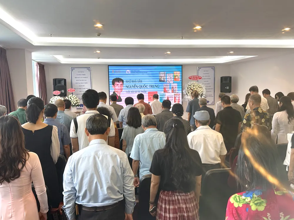 Các khách mời cùng dành một phút mặc niệm tưởng nhớ nhà văn Nguyễn Quốc Trung và những người tử nạn trong đại dịch Covid-19 Các khách mời cùng dành một phút mặc niệm tưởng nhớ nhà văn Nguyễn Quốc Trung và những người tử nạn trong đại dịch Covid-19