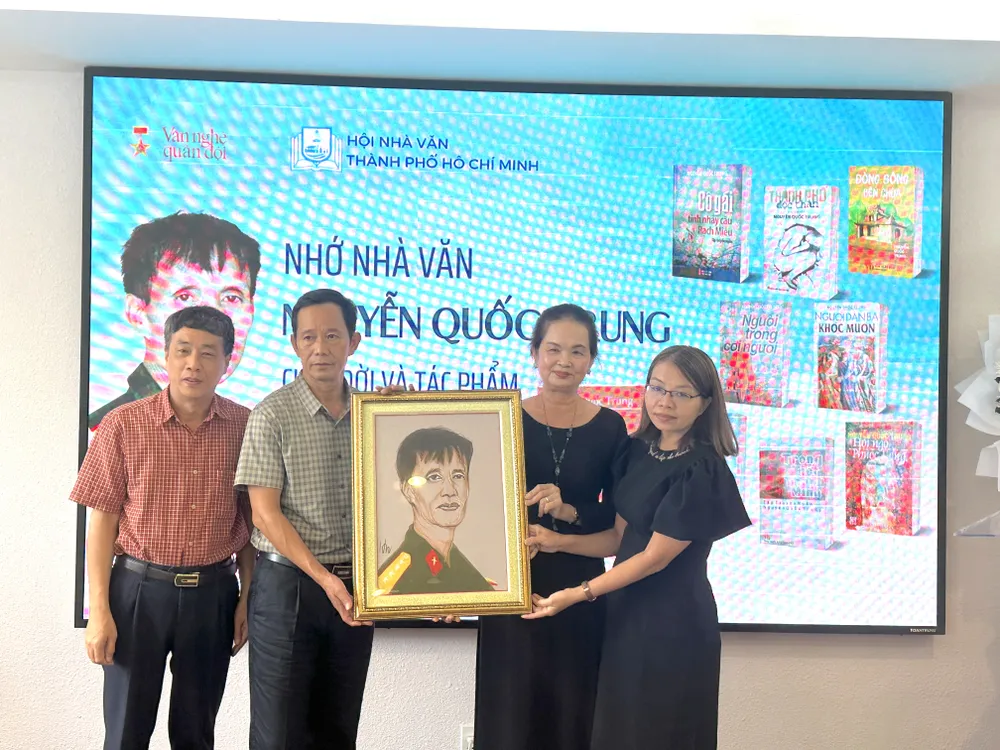 Dù không thể tham dự nhưng nhà báo Huỳnh Dũng Nhân đã vẽ chân dung nhà văn Nguyễn Quốc Trung và gửi tặng cho người thân của ông Dù không thể tham dự nhưng nhà báo Huỳnh Dũng Nhân đã vẽ chân dung nhà văn Nguyễn Quốc Trung và gửi tặng cho người thân của ông