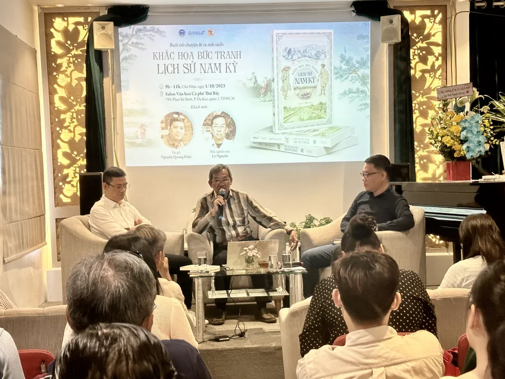 Tác giả Nguyễn Quang Diệu (ngoài cùng bên trái) và nhà nghiên cứu Lê Nguyễn (giữa) tại chương trình Tác giả Nguyễn Quang Diệu (ngoài cùng bên trái) và nhà nghiên cứu Lê Nguyễn (giữa) tại chương trình