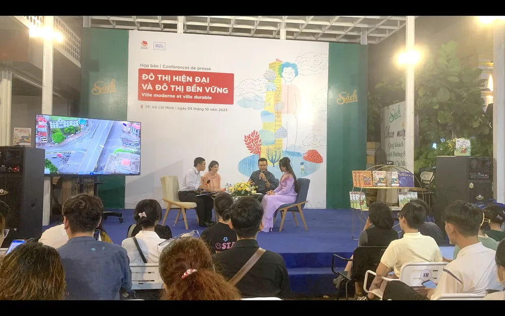 Tác giả Julie Lardon cùng các khách mời tại chương trình Tác giả Julie Lardon cùng các khách mời tại chương trình