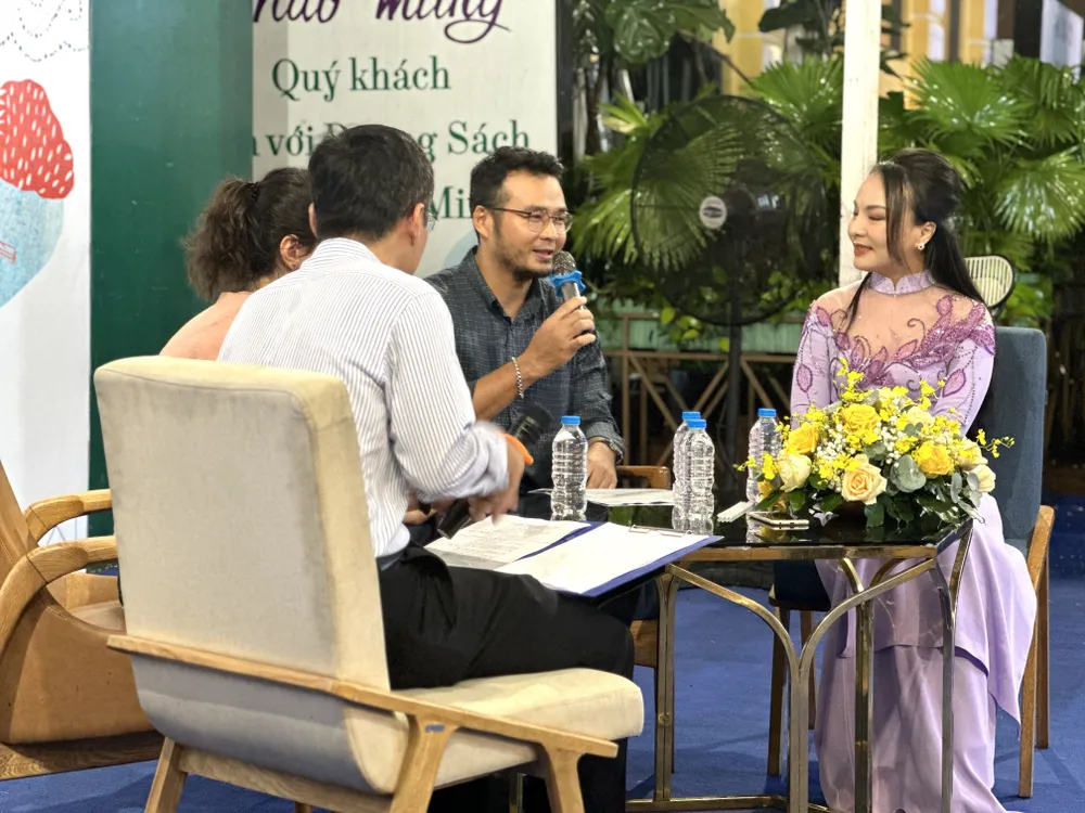 Nhà văn trẻ kiêm kiến trúc sư Nguyễn Đinh Khoa (cầm mic) chia sẻ tại chương trình Nhà văn trẻ kiêm kiến trúc sư Nguyễn Đinh Khoa (cầm mic) chia sẻ tại chương trình