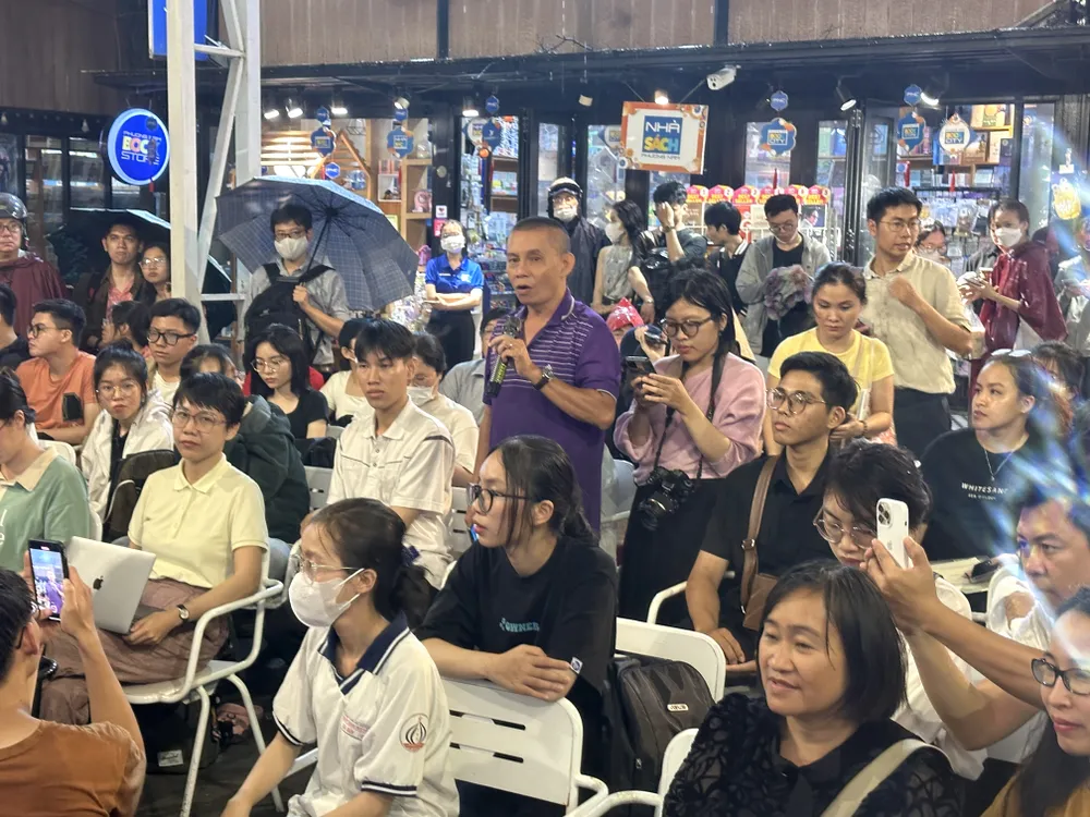 Một độc giả đặt câu hỏi giao lưu với tác giả Julie Lardon Một độc giả đặt câu hỏi giao lưu với tác giả Julie Lardon