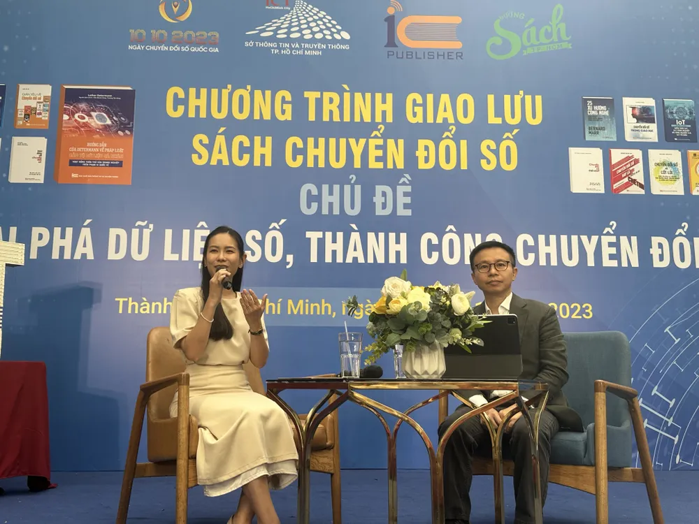 ThS Trần Mạnh Hùng và MC Phương Thảo tại chương trình giao lưu ThS Trần Mạnh Hùng và MC Phương Thảo tại chương trình giao lưu