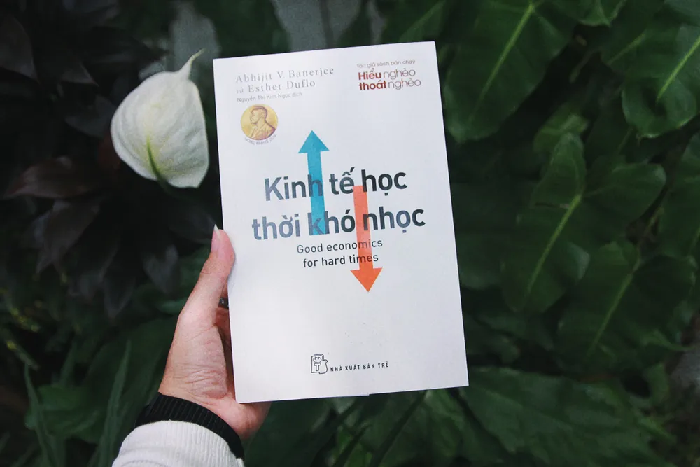 Kinh tế học thời khó nhọc là ấn phẩm chung của hai tác giả Abhijit V. Banerjee và Esther Duflo, từng được trao giải Nobel Kinh tế năm 2019