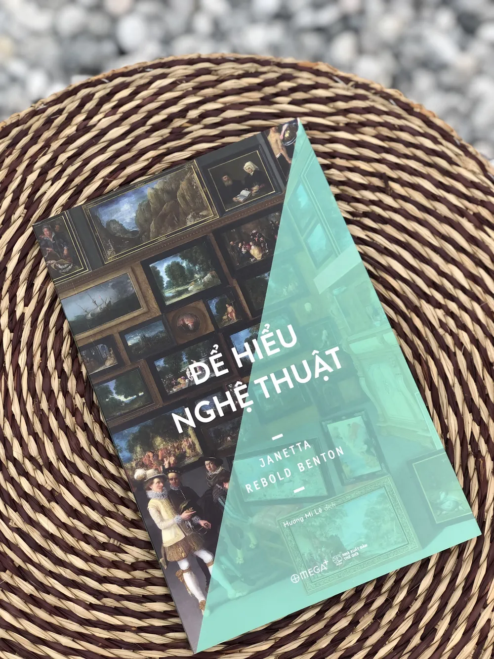Sách cung cấp một cái nhìn tổng quan rõ ràng và ngắn gọn về những nguyên tắc cơ bản của mọi loại hình nghệ thuật thị giác