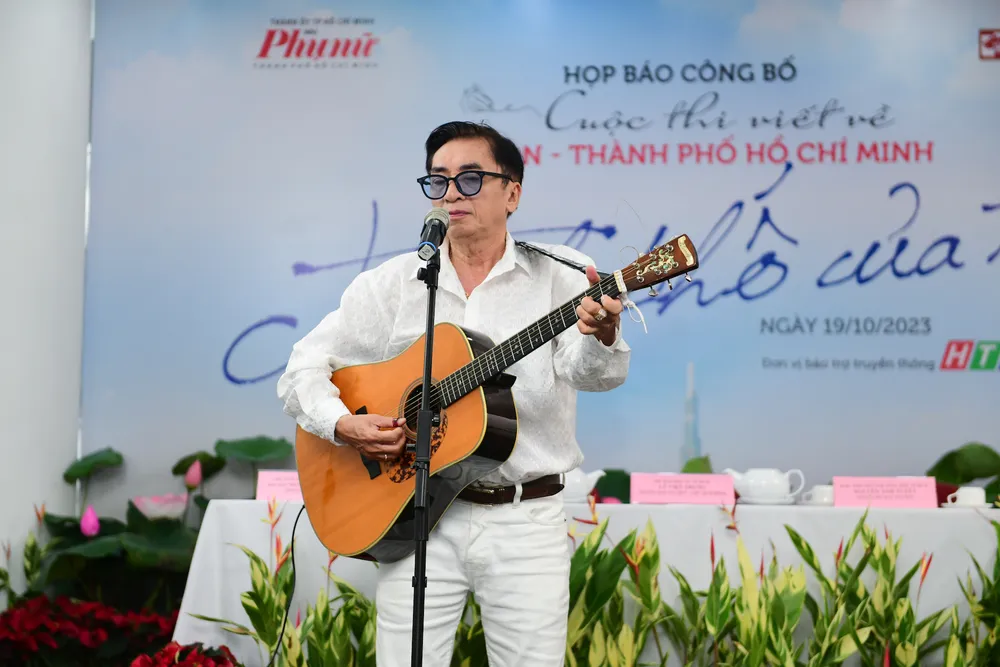 Ca sĩ Đình Văn thể hiện ca khúc được chọn làm chủ đề cho cuộc thi - "Thành phố của tôi" của cố nhạc sĩ Phan Nhân. Ảnh: BTC Ca sĩ Đình Văn thể hiện ca khúc được chọn làm chủ đề cho cuộc thi - "Thành phố của tôi" của cố nhạc sĩ Phan Nhân. Ảnh: BTC