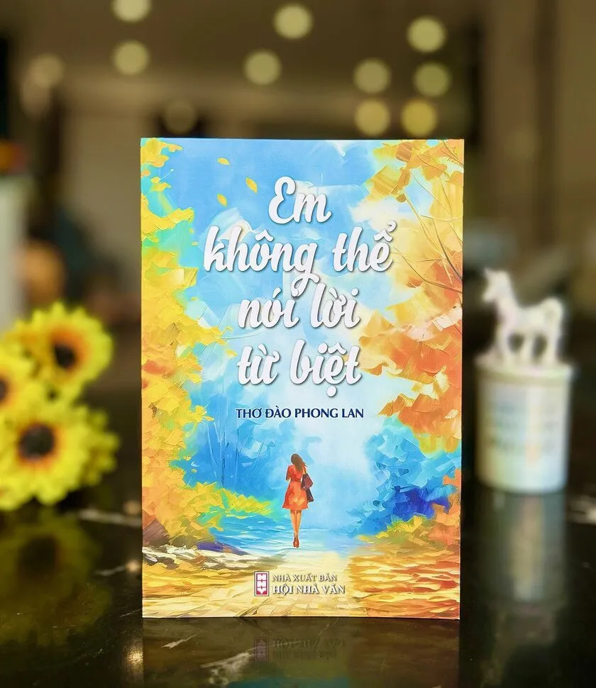 Tập thơ "Em không thể nói lời từ biệt" đánh dấu sự trở lại của Đào Phong Lan sau gần hai thập niên vắng bóng trên thi đàn. Ảnh: THANH TRÚC Tập thơ "Em không thể nói lời từ biệt" đánh dấu sự trở lại của Đào Phong Lan sau gần hai thập niên vắng bóng trên thi đàn. Ảnh: THANH TRÚC