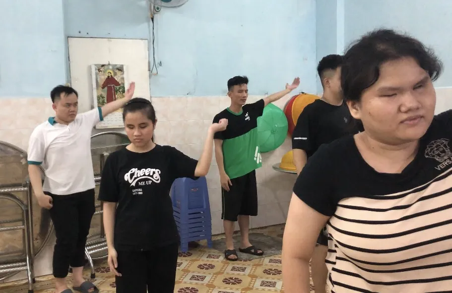 Các em khiếm thị ở Mái ấm Nhật Hồng (Thị Nghè) hăng say tập nhảy cho chương trình sắp tới Các em khiếm thị ở Mái ấm Nhật Hồng (Thị Nghè) hăng say tập nhảy cho chương trình sắp tới