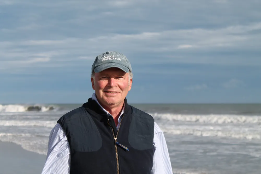 Tác giả James Borton còn là nhà báo, ông đã lăn lộn khắp Đông Nam Á, đặc biệt là ở Việt Nam Tác giả James Borton còn là nhà báo, ông đã lăn lộn khắp Đông Nam Á, đặc biệt là ở Việt Nam