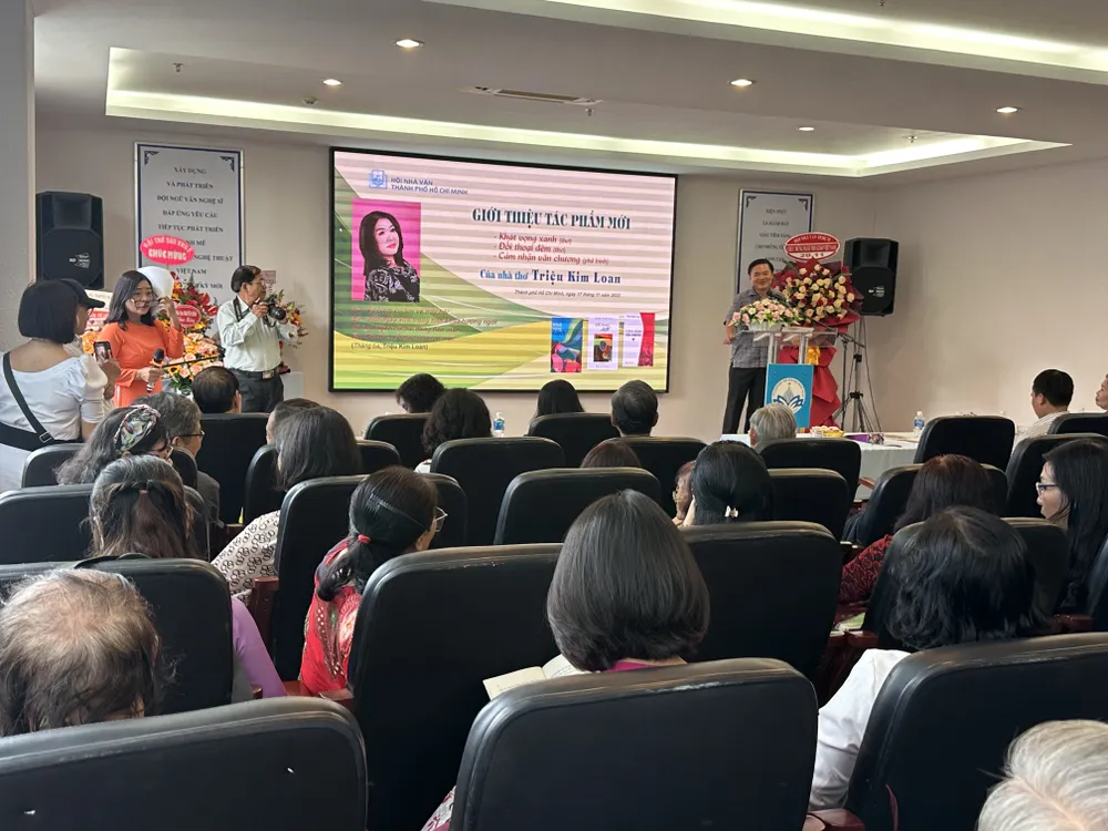 Quang cảnh chương trình giới thiệu 3 tác phẩm của nhà thơ Triệu Kim Loan Quang cảnh chương trình giới thiệu 3 tác phẩm của nhà thơ Triệu Kim Loan