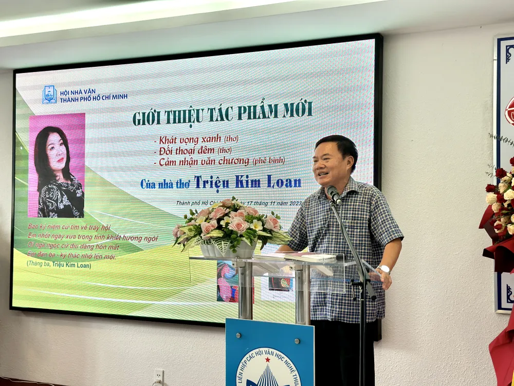 Theo nhà văn Bùi Anh Tấn, Phó Chủ tịch Hội Nhà văn TPHCM, thơ Triệu Kim Loan đầy ưu tư, nhất là về sau, khi đã ở một độ tuổi nhất định thì thơ chị có sự đằm thắm và chiêm nghiệm Theo nhà văn Bùi Anh Tấn, Phó Chủ tịch Hội Nhà văn TPHCM, thơ Triệu Kim Loan đầy ưu tư, nhất là về sau, khi đã ở một độ tuổi nhất định thì thơ chị có sự đằm thắm và chiêm nghiệm