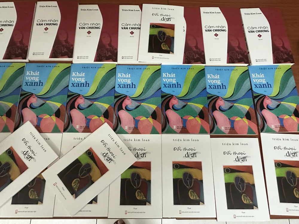 Ba ấn phẩm của nhà thơ Triệu Kim Loan cùng được ra mắt trong đợt này, gồm: "Đối thoại đêm", "Khát vọng xanh" và "Cảm nhận văn chương" (phê bình) Ba ấn phẩm của nhà thơ Triệu Kim Loan cùng được ra mắt trong đợt này, gồm: "Đối thoại đêm", "Khát vọng xanh" và "Cảm nhận văn chương" (phê bình)