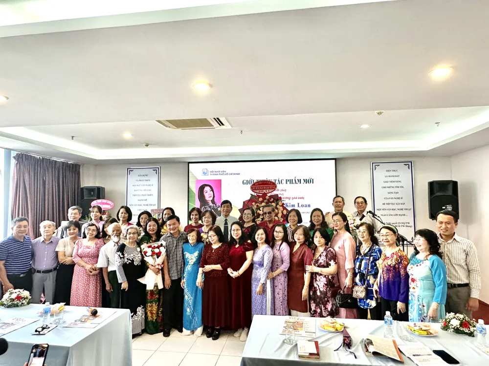 Đông đảo bạn bè trong giới văn chương và đồng nghiệp đã đến chia vui cùng nhà thơ Triệu Kim Loan Đông đảo bạn bè trong giới văn chương và đồng nghiệp đã đến chia vui cùng nhà thơ Triệu Kim Loan