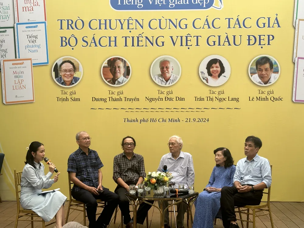 Các tác giả của bộ sách "Tiếng Việt giàu đẹp". Từ phải qua: nhà thơ Lê Minh Quốc, TS Trần Thị Ngọc Lang, GS Nguyễn Đức Dân, PGS-TS Trịnh Sâm và nhà báo Dương Thành Truyền IMG_2287.JPG